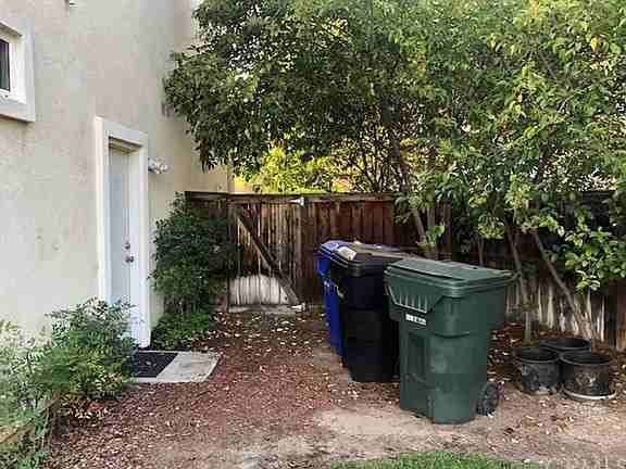 2591 Rochelle Ave - Photo 2 of 3