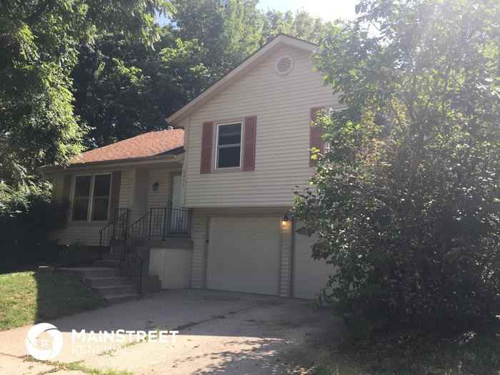 8243 North Troost Avenue - Photo 2 of 14