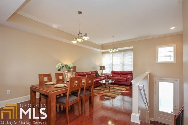 724 Cosmopolitan - Photo 2 of 31