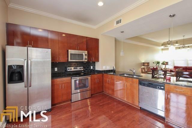 724 Cosmopolitan - Photo 3 of 31