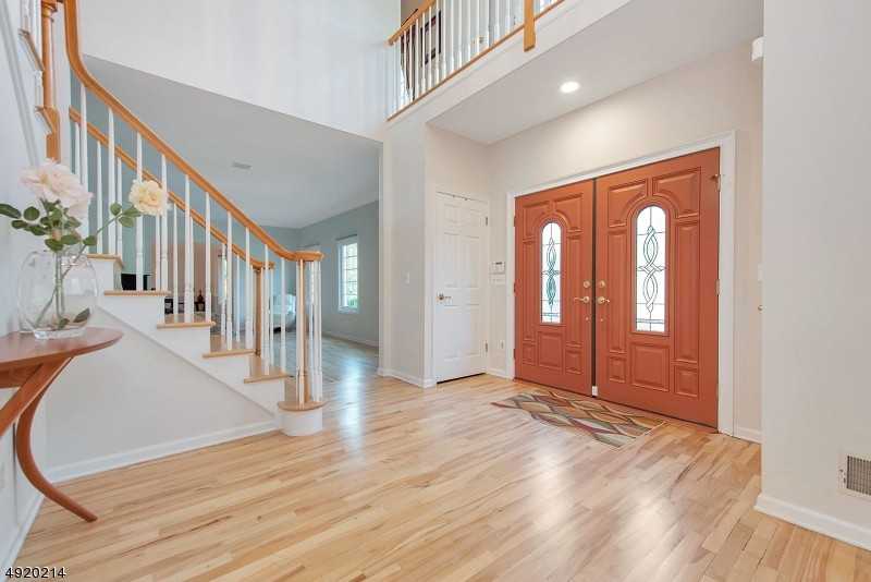 68 Nicole Dr - Photo 2 of 25