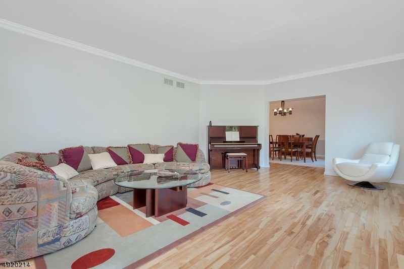 68 Nicole Dr - Photo 3 of 25