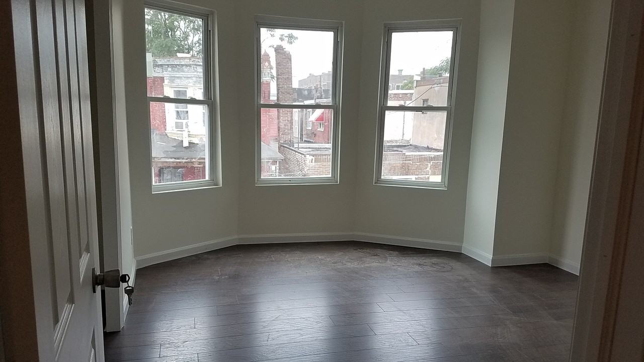 5557 Walton Avenue - Photo 4 of 11