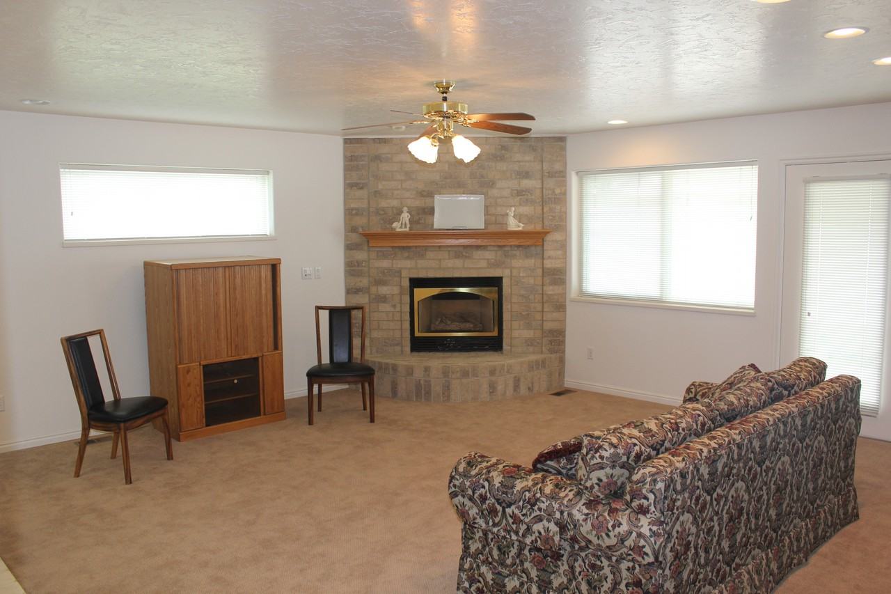 526 N 40 W St #29 - Photo 3 of 12