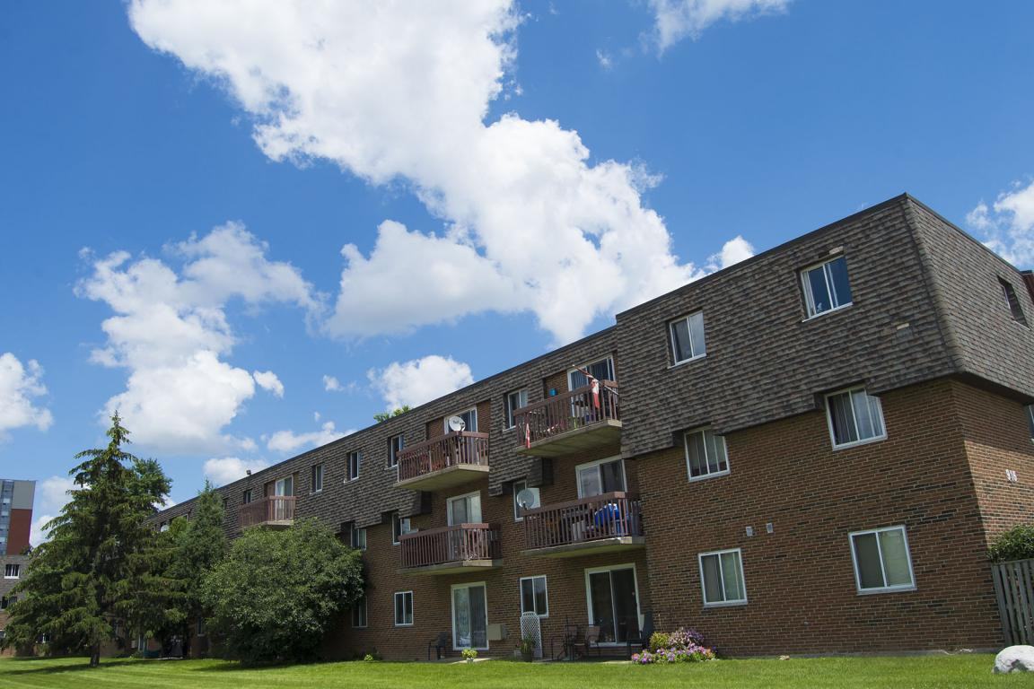 916 Wonderland Road - Photo 2 of 2