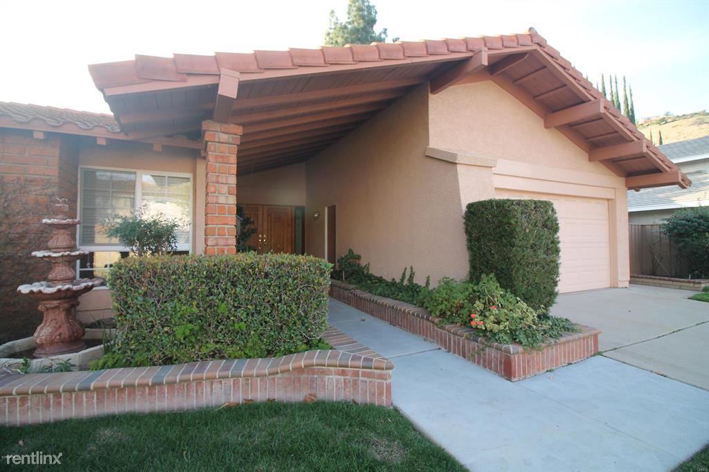 1279 Clayford Ave - Photo 3 of 10