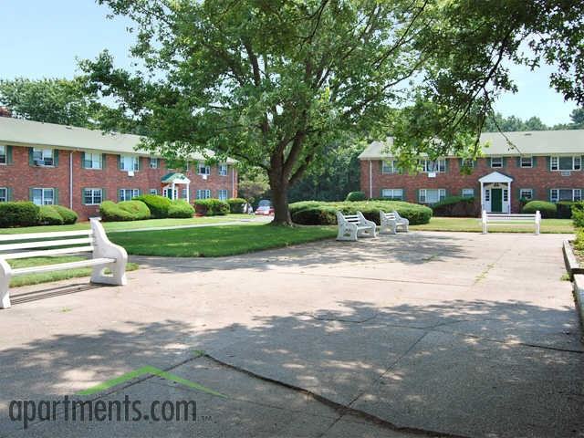 Greenbrier Luxury Garden Apartments - Photo 3 of 11