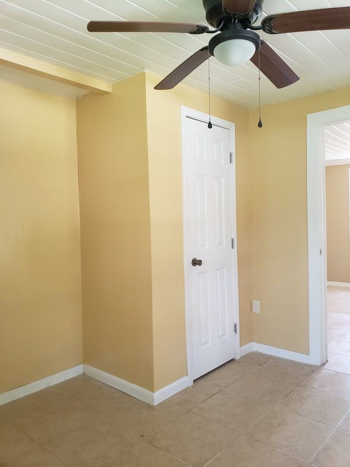 202 Pine St - Photo 2 of 9