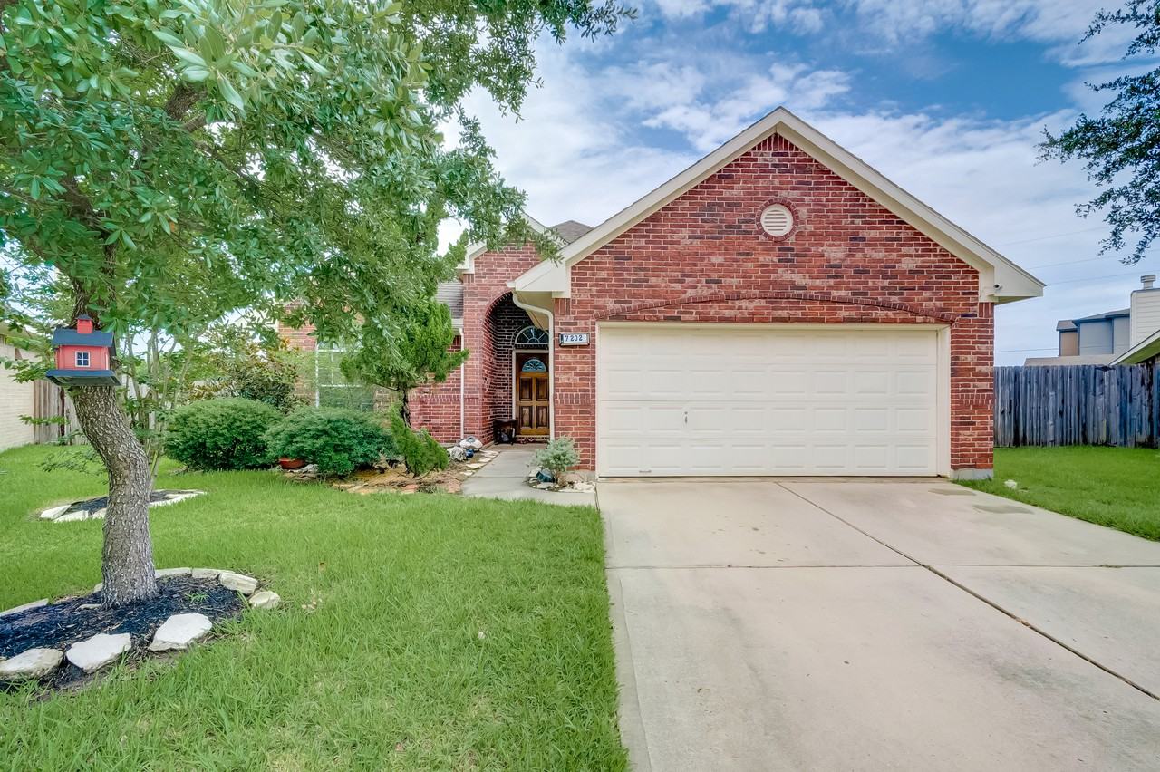 7202 Lyndhurst Village Ln - Photo 2 of 29