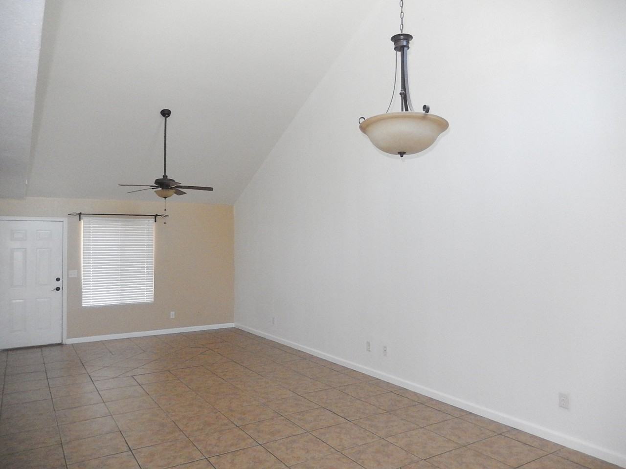 2753 N Pacific Dr - Photo 3 of 19