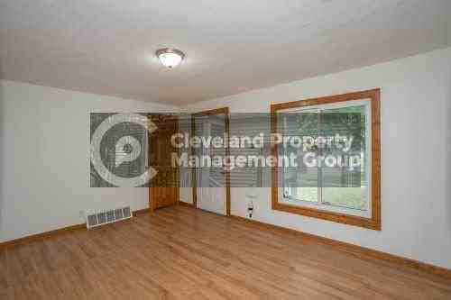 18412 Parkmount Ave - Photo 3 of 10