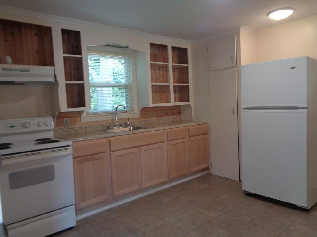 1046 Liberty St - Photo 2 of 9