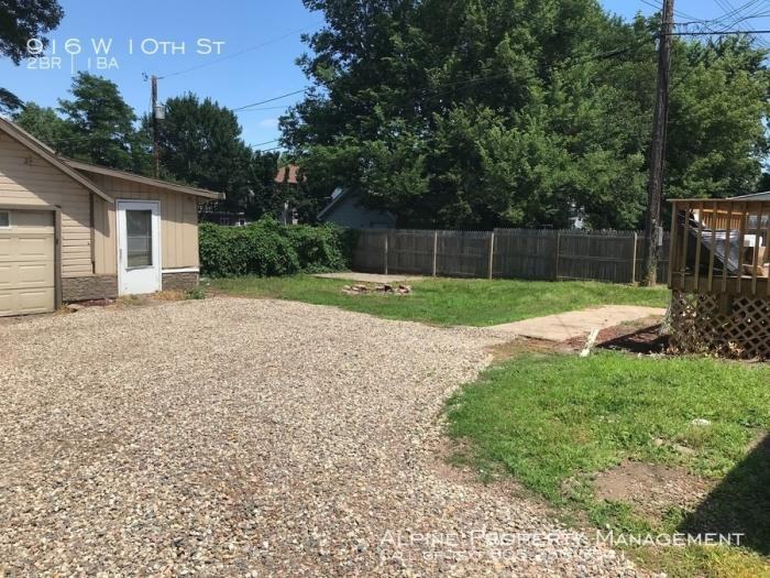 916 W 10th St - Photo 3 of 15