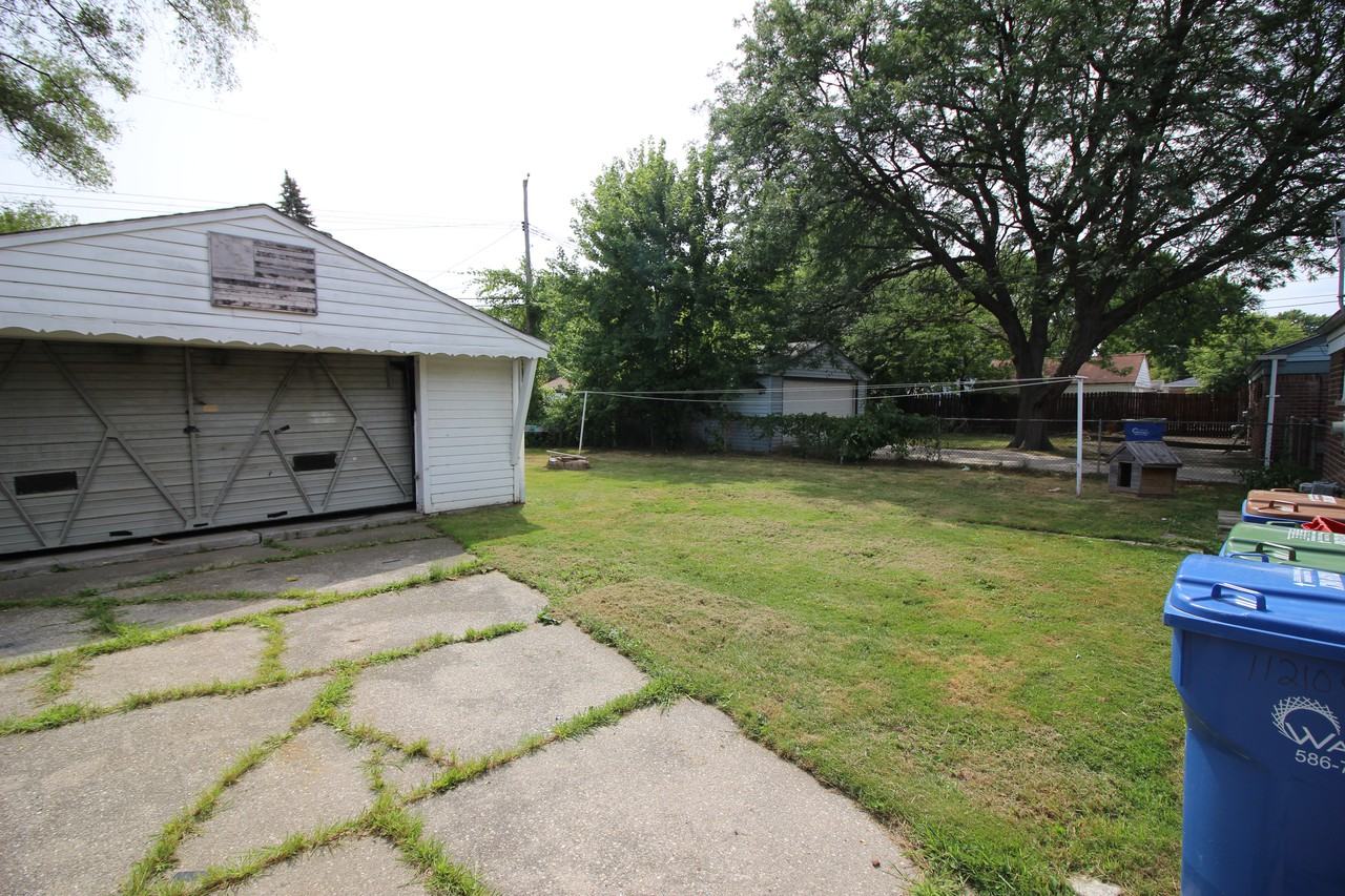 11210 Edgemont Ave - Photo 2 of 12