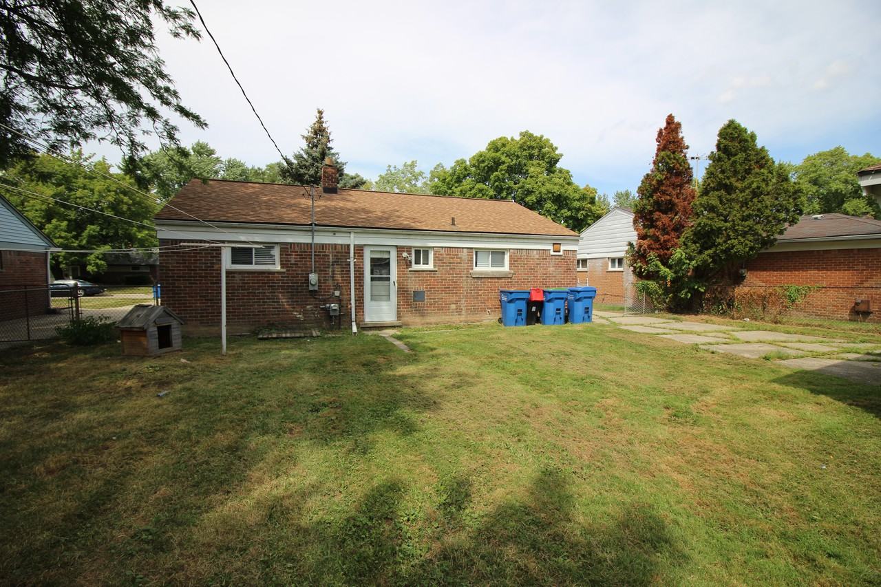 11210 Edgemont Ave - Photo 3 of 12