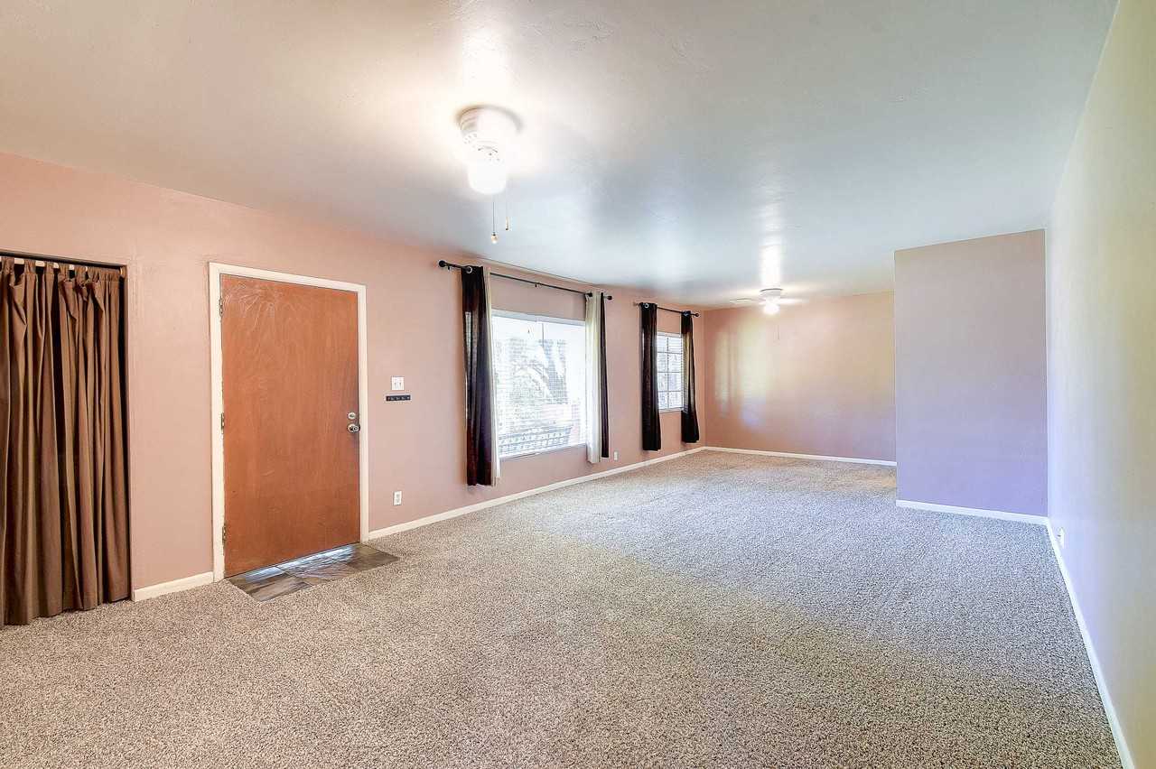 6804 E 6th St - Photo 3 of 16