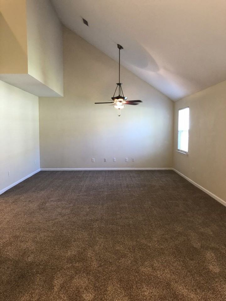 303 Gary Cr - Photo 2 of 11