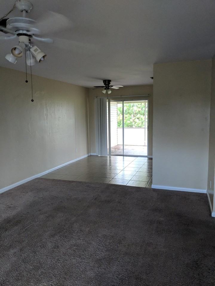 739 NE 7th Pl - Photo 3 of 9