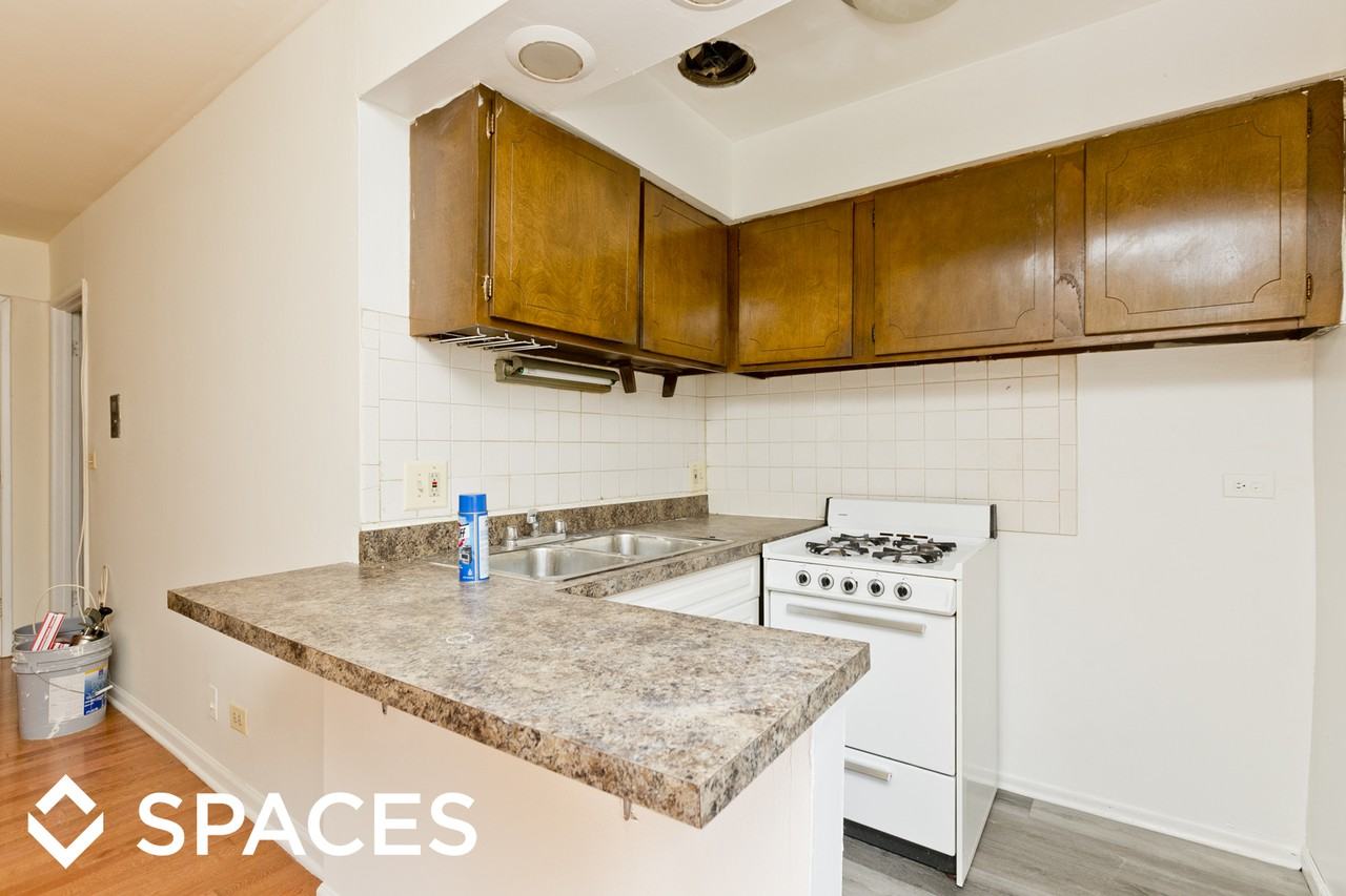 535 W Briar - Photo 2 of 6