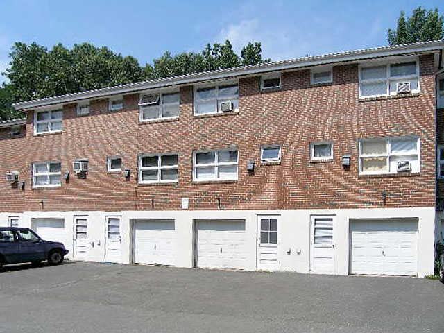 Farmington Court Apartments - Photo 2 of 6