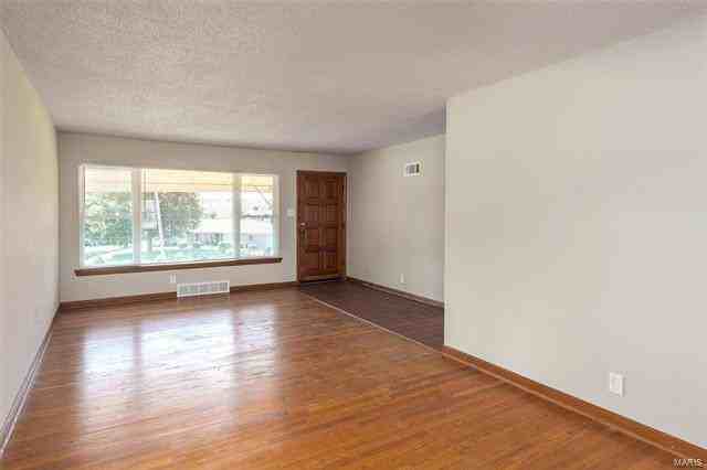 137 Susan - Photo 2 of 22