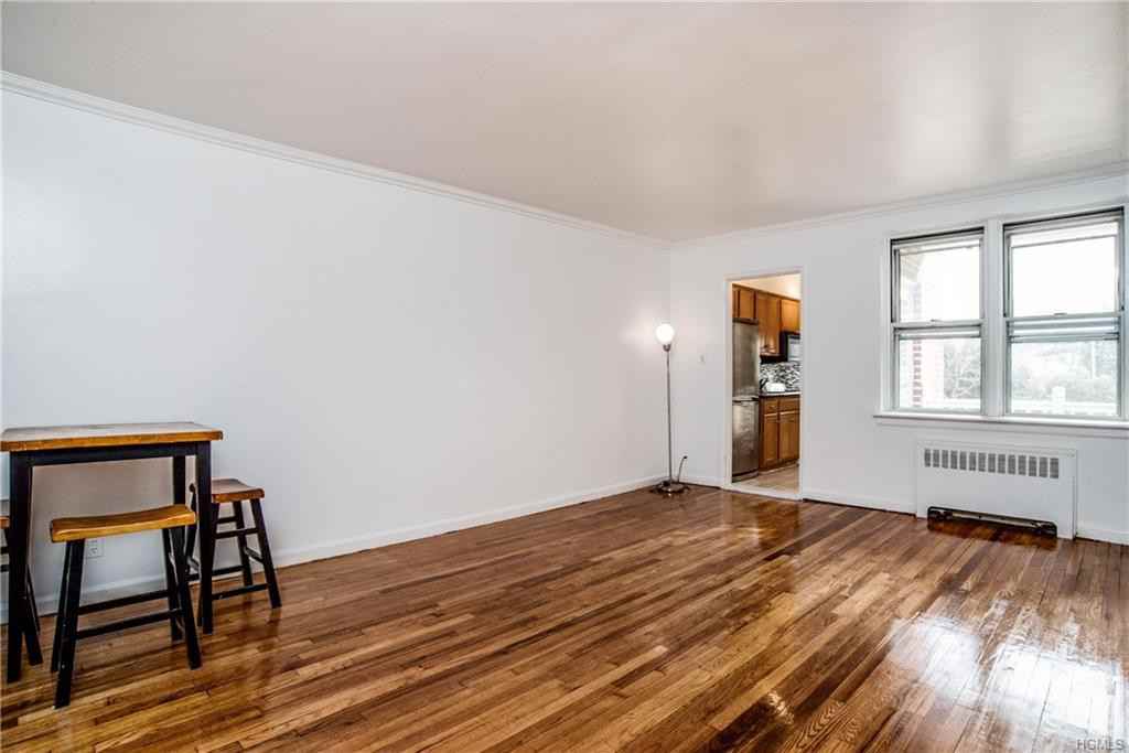 920 Pelhamdale Avenue - Photo 3 of 25