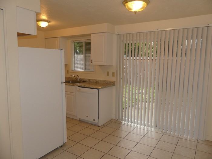 126 Southwest Edgefield Court - Photo 3 of 15