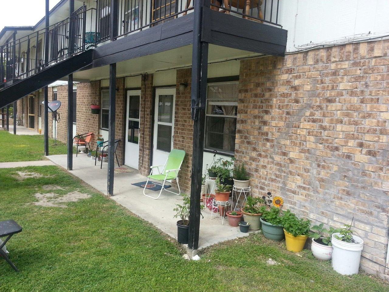 110 S Avenue M - Photo 2 of 5