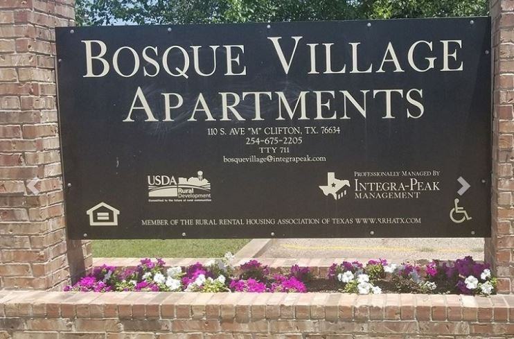 110 S Avenue M - Photo 3 of 5