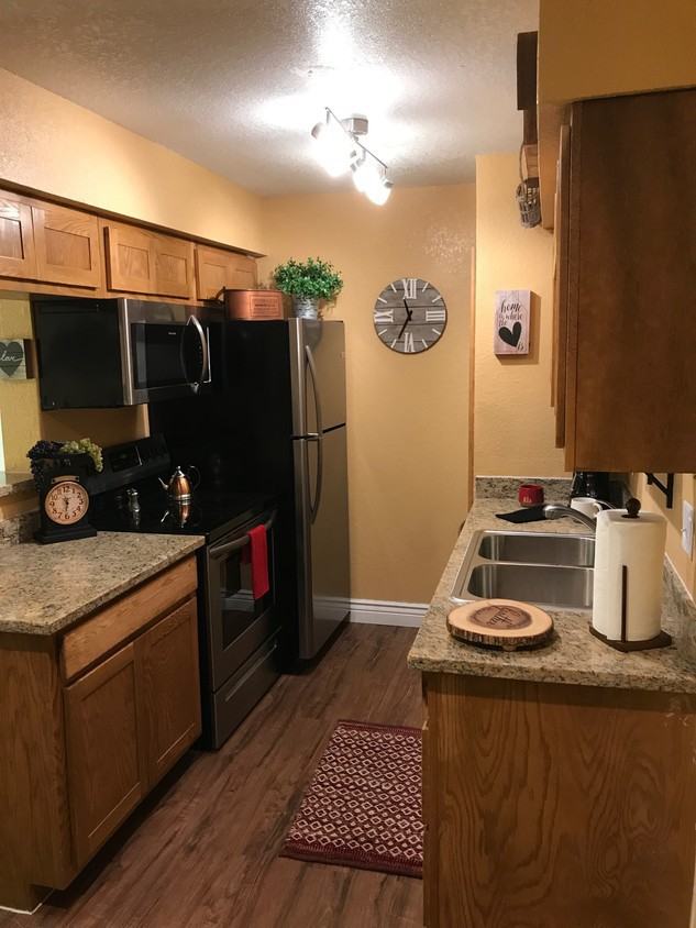 River Oaks Apartment - Photo 2 of 6