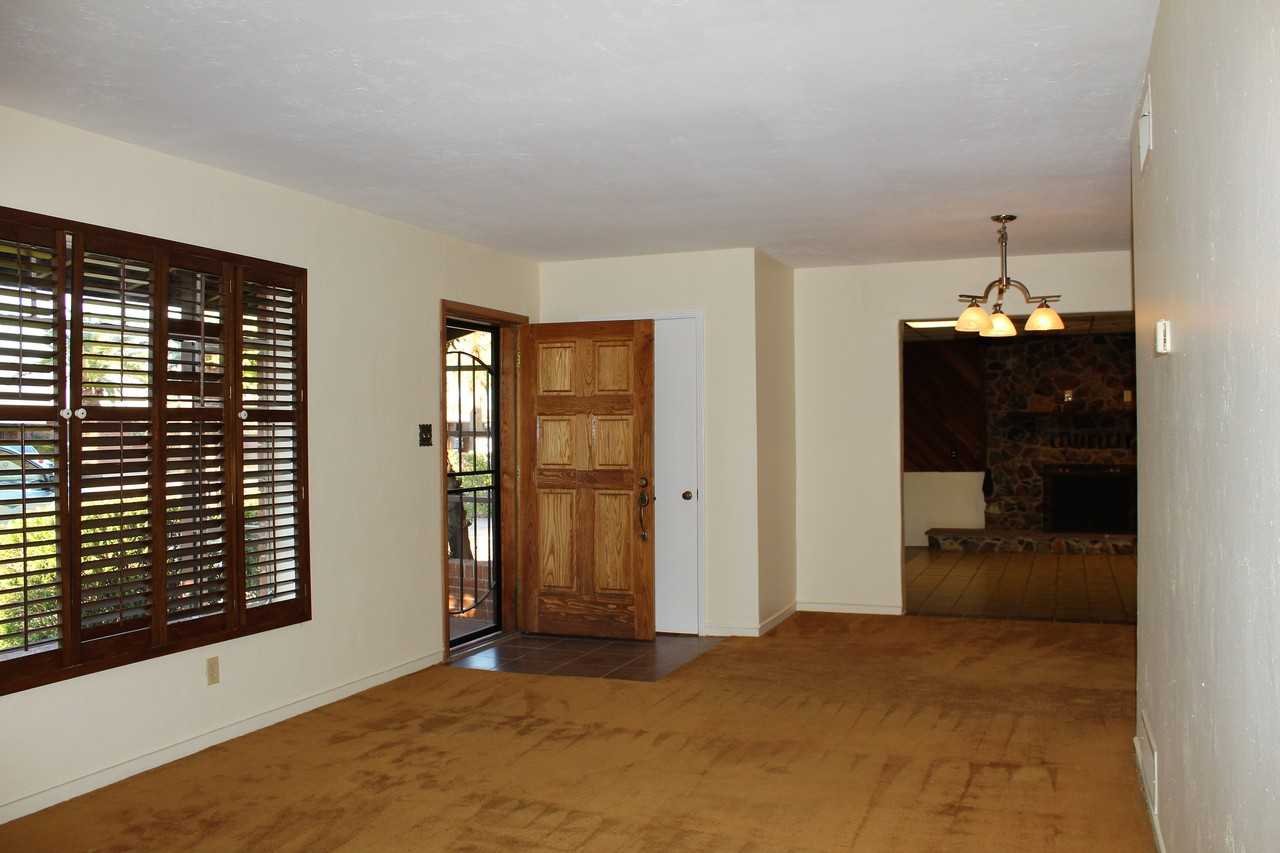 5212 E 8th St - Photo 3 of 18