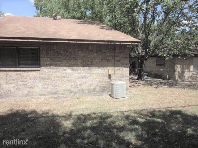 418 Manuel Dr - Photo 2 of 14