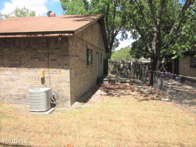 418 Manuel Dr - Photo 3 of 14