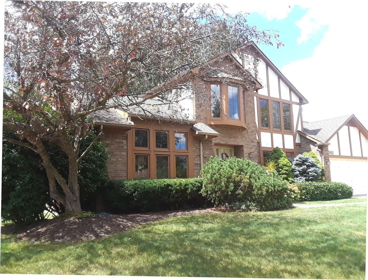 15043 Woodside Dr - Photo 2 of 40