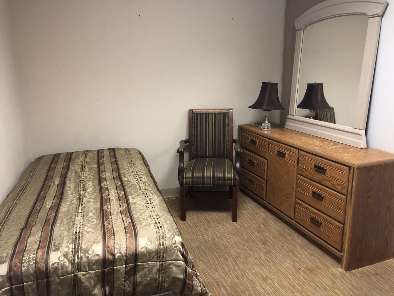 2080 Collier Ave - Photo 2 of 4