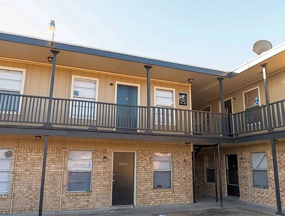 Coral Manor Apartments - Photo 2 of 16