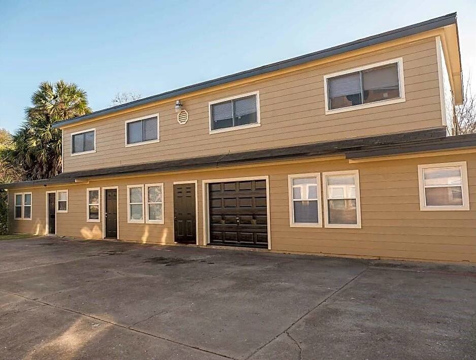 Coral Manor Apartments - Photo 3 of 16