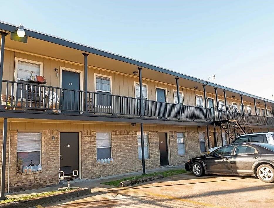 Coral Manor Apartments - Photo 4 of 16