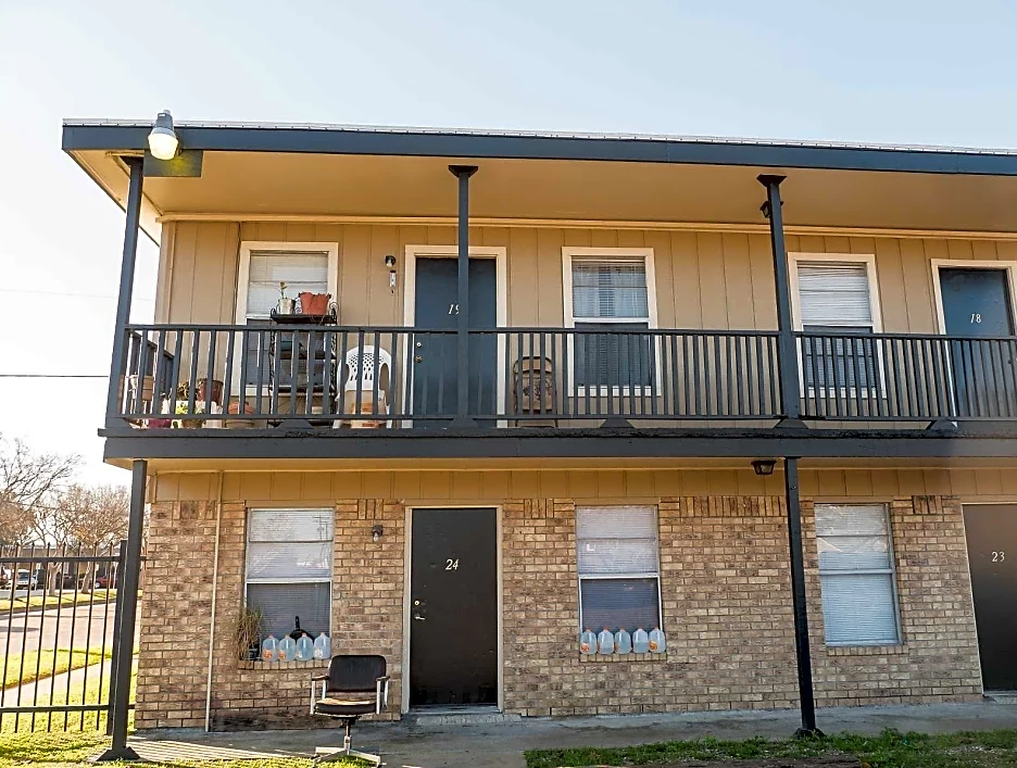 Coral Manor Apartments - Photo 5 of 16