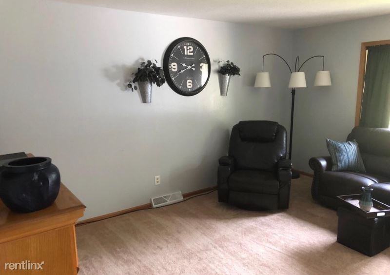 W6089 Ruth Ln - Photo 2 of 16