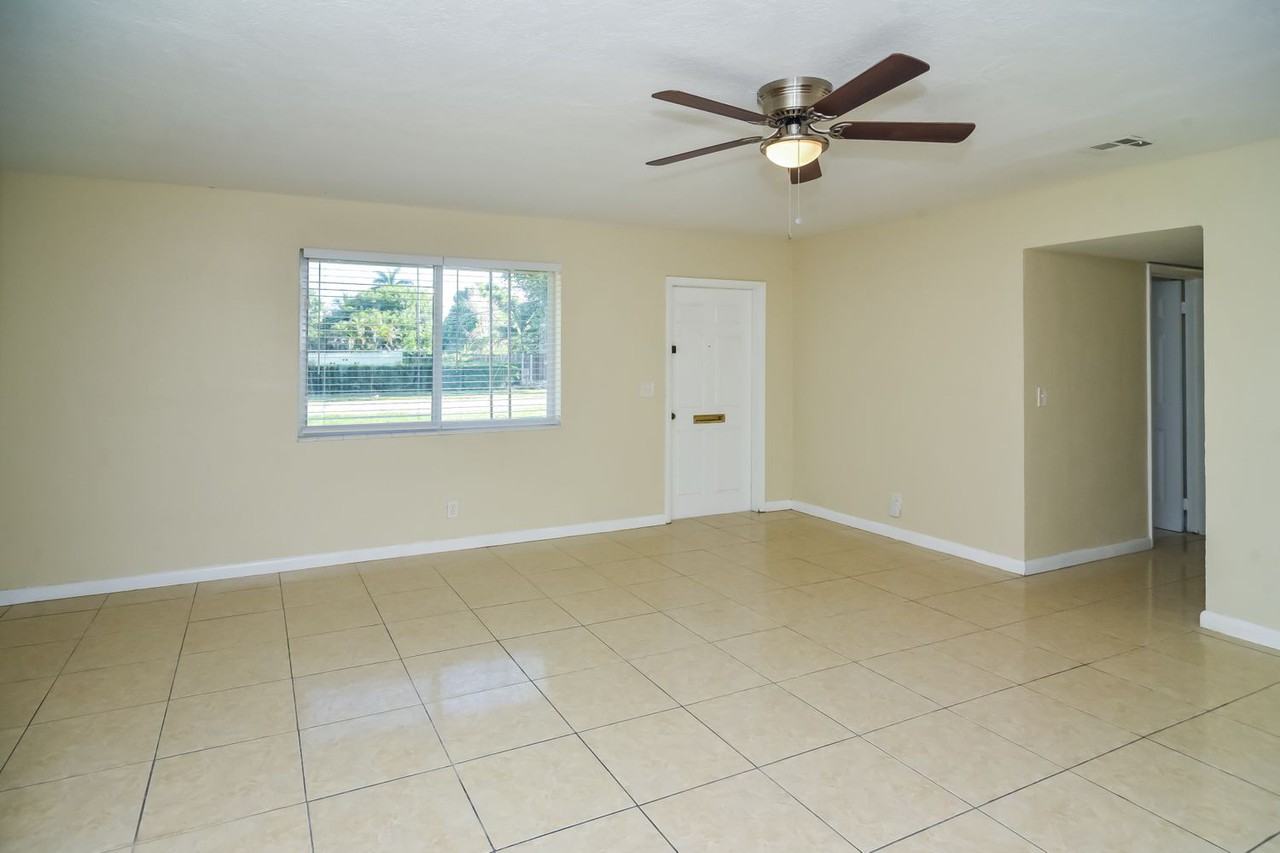 4670 Nw 5th St - Photo 2 of 20