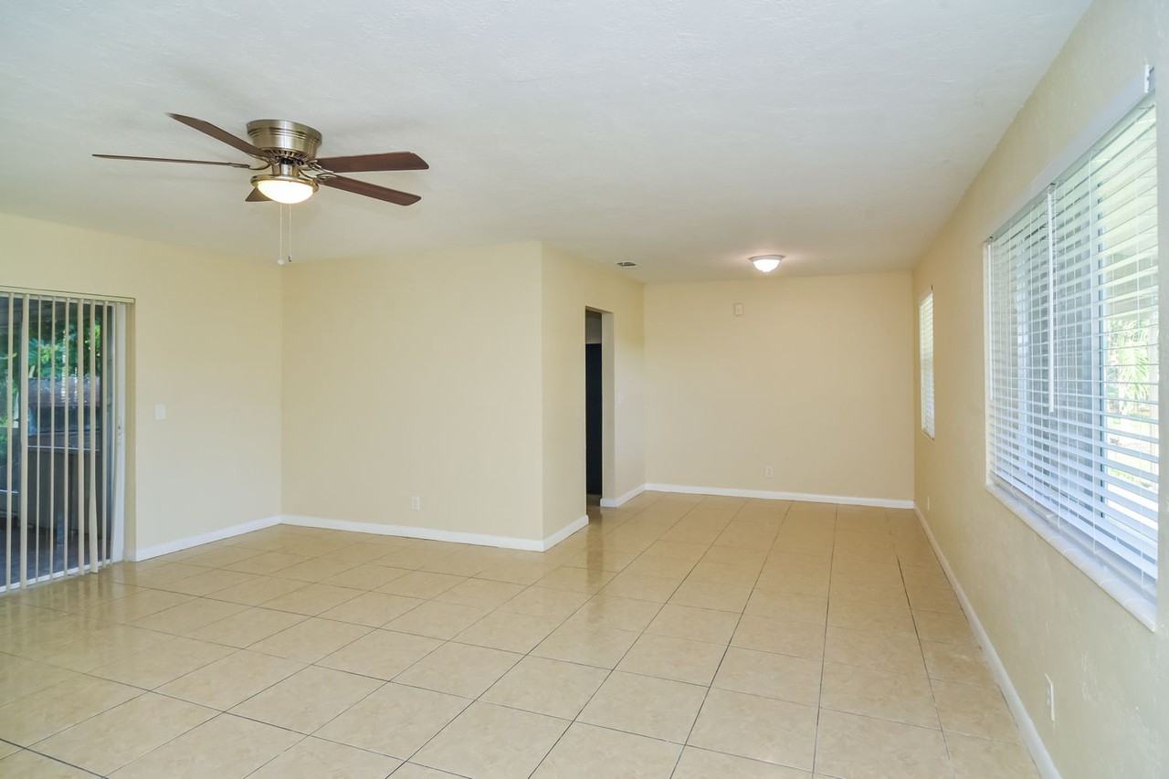 4670 Nw 5th St - Photo 3 of 20