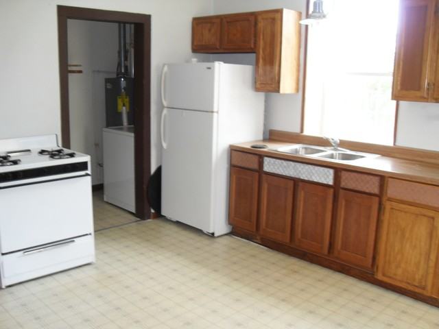 752 E Division St #752 - Photo 3 of 11