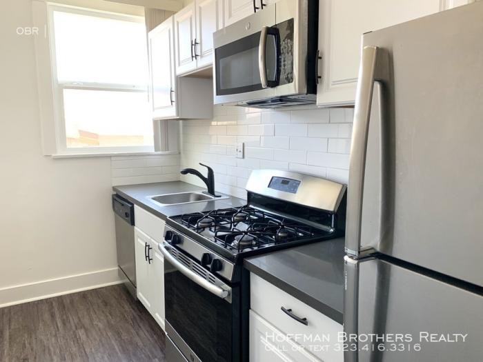 561 N Heliotrope Dr - Photo 2 of 7