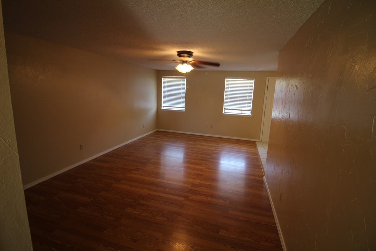 1104 Sw 102nd St - Photo 2 of 10