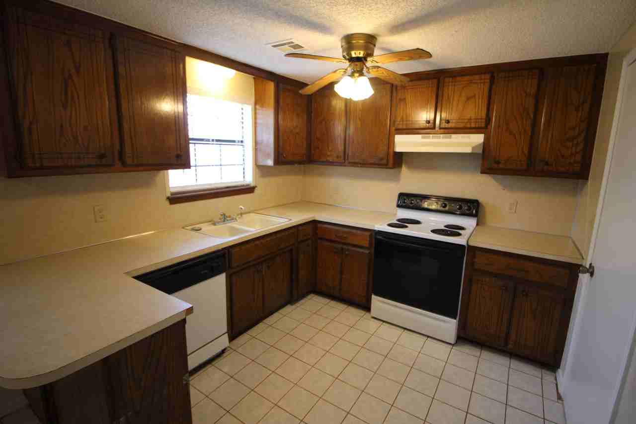 1104 Sw 102nd St - Photo 3 of 10