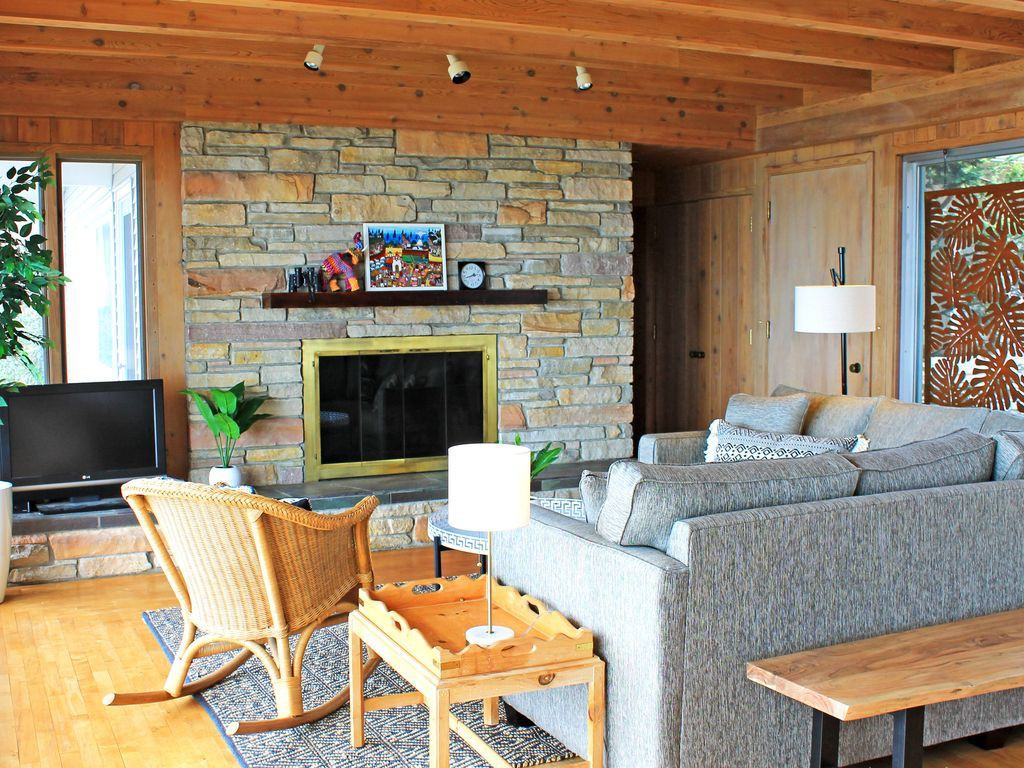 5267 Lakeshore Dr - Photo 2 of 24