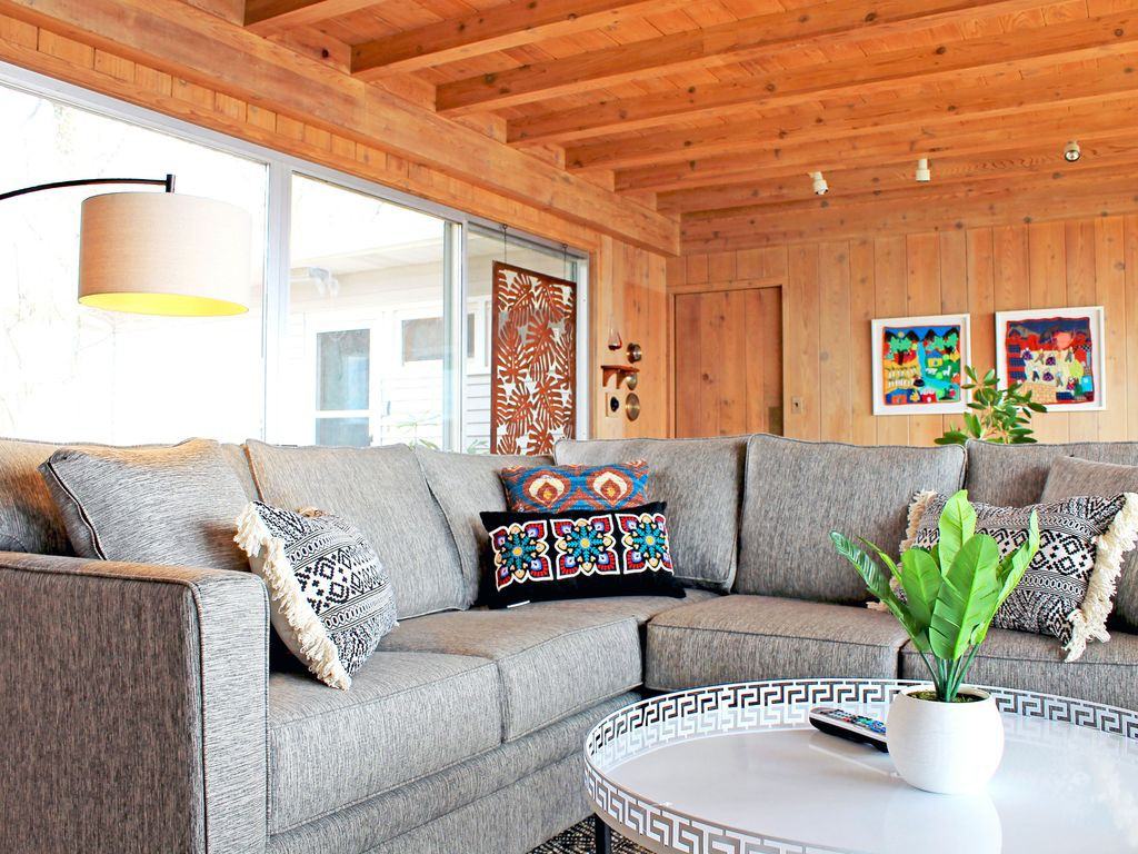 5267 Lakeshore Dr - Photo 3 of 24