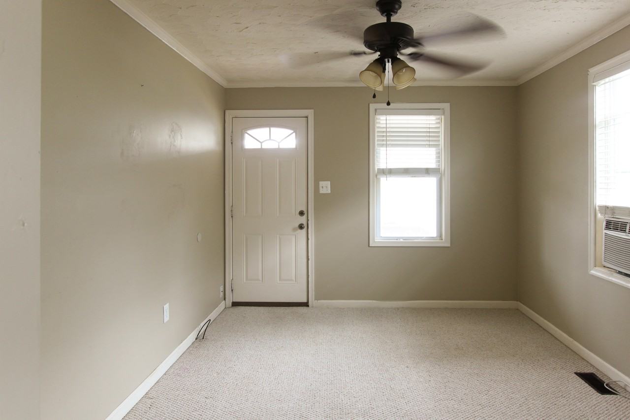 212 S George St - Photo 2 of 10