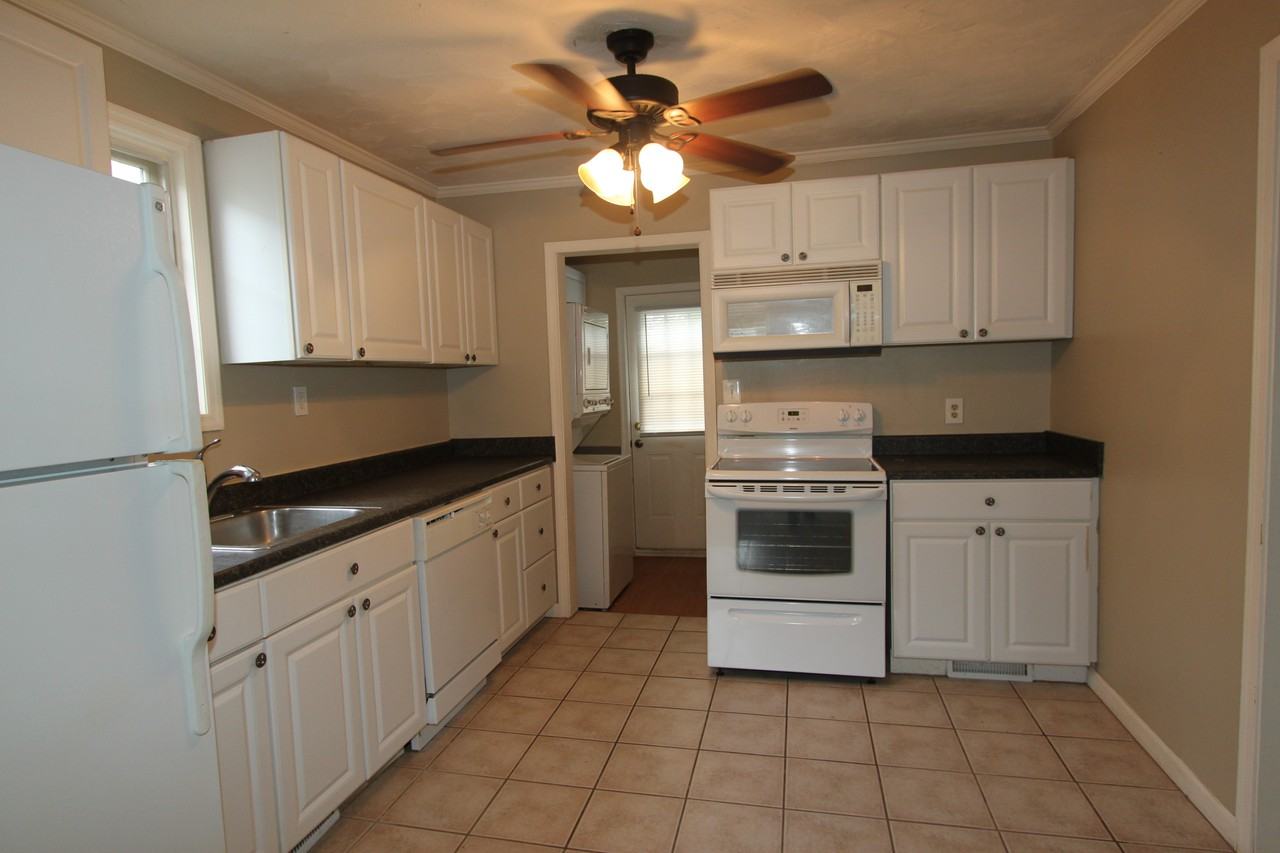 212 S George St - Photo 3 of 10